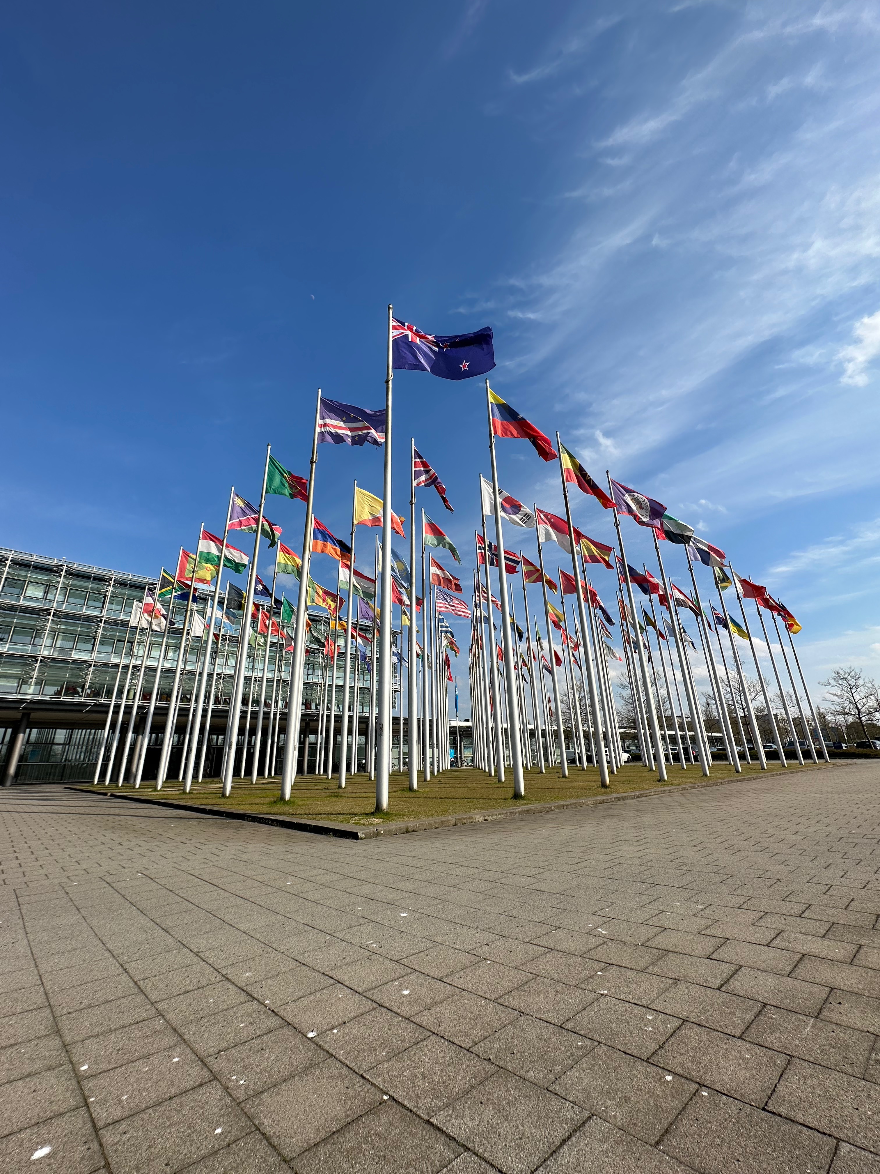 Die Fahnen vor der Leipziger Messe wehen im Wind