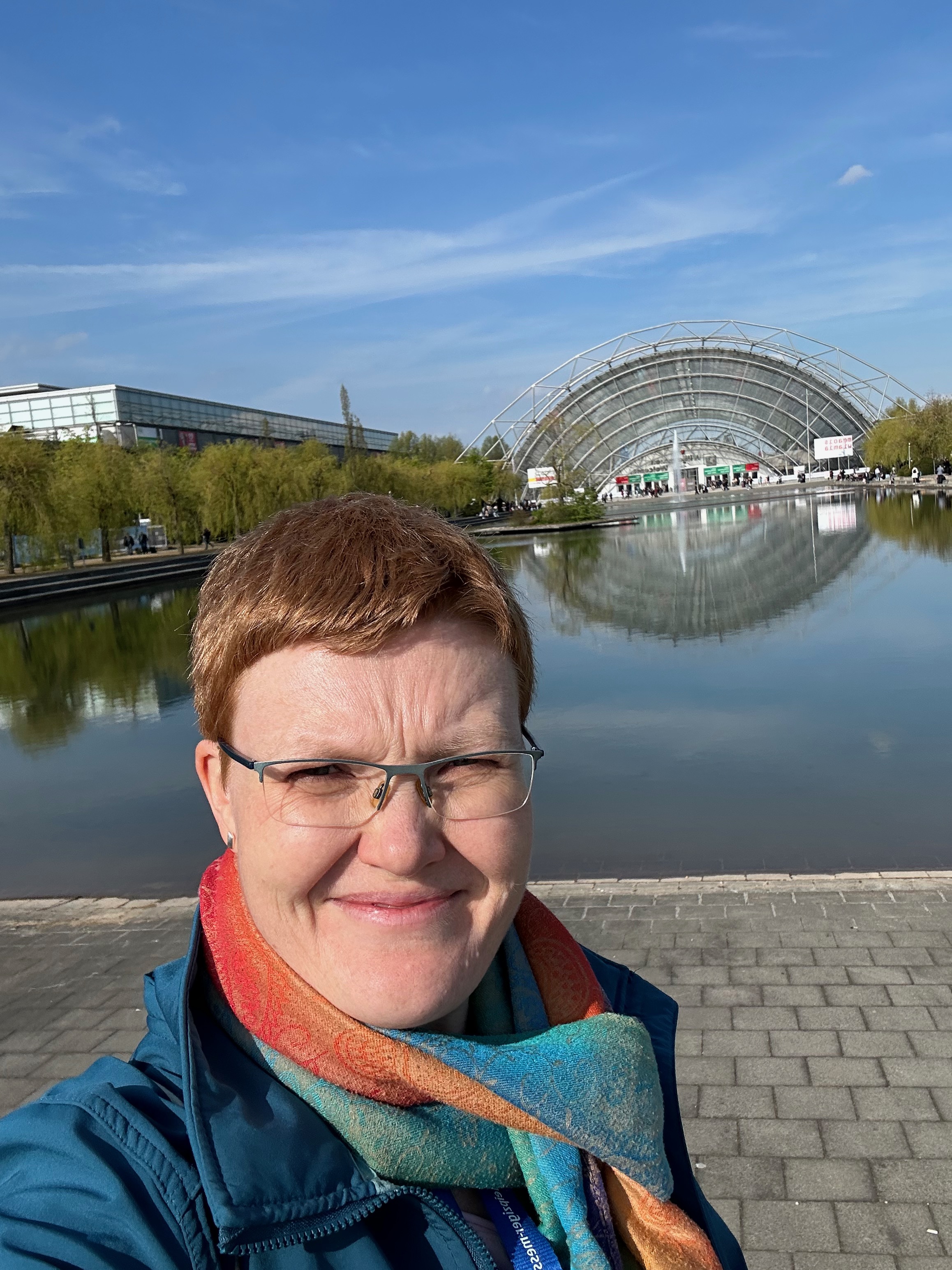 Kerstin vor der Glashalle der Leipziger Buchmesse