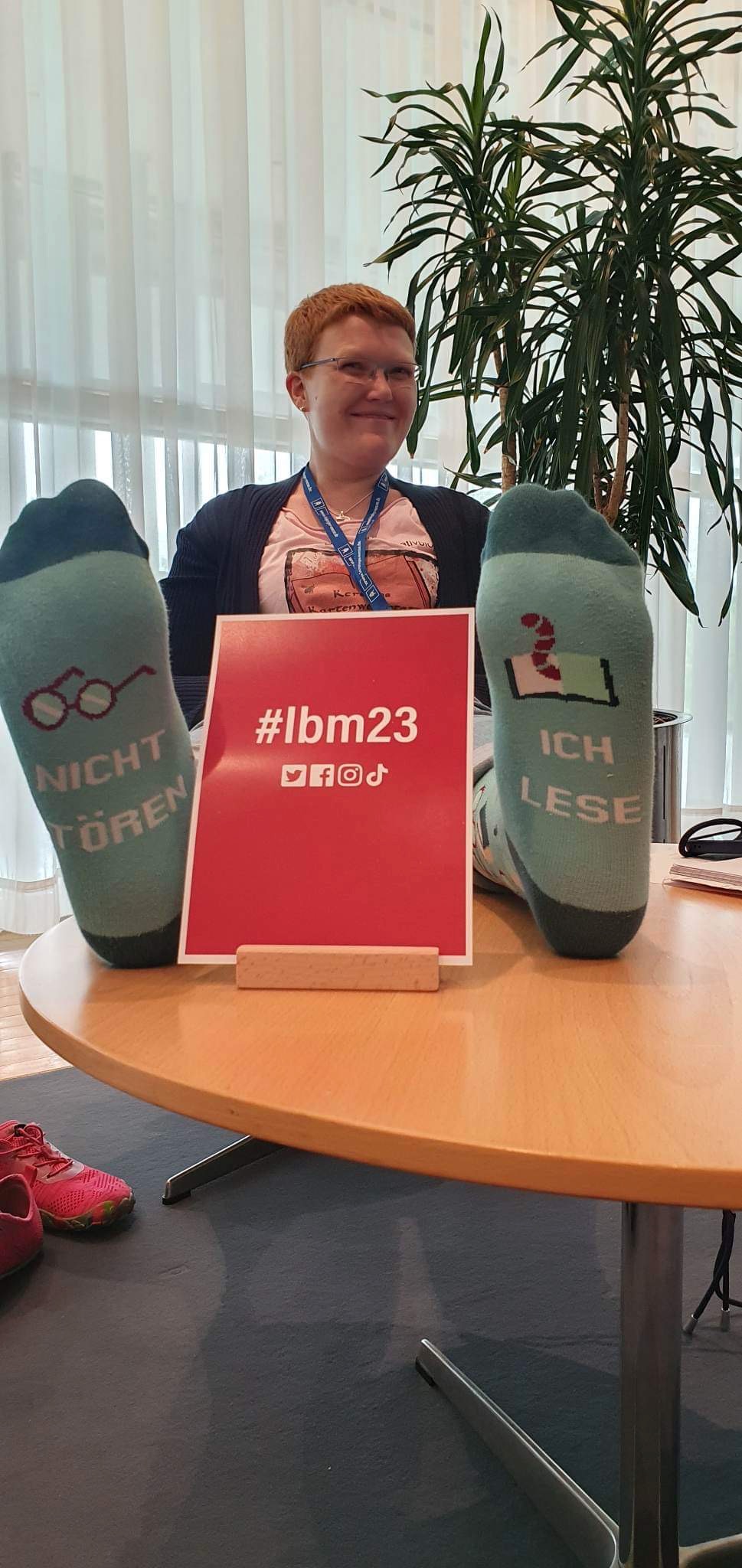 Kerstin mit Buchsocken: Nicht stören ich lese im Pressezentrum der Leipziger Buchmesse