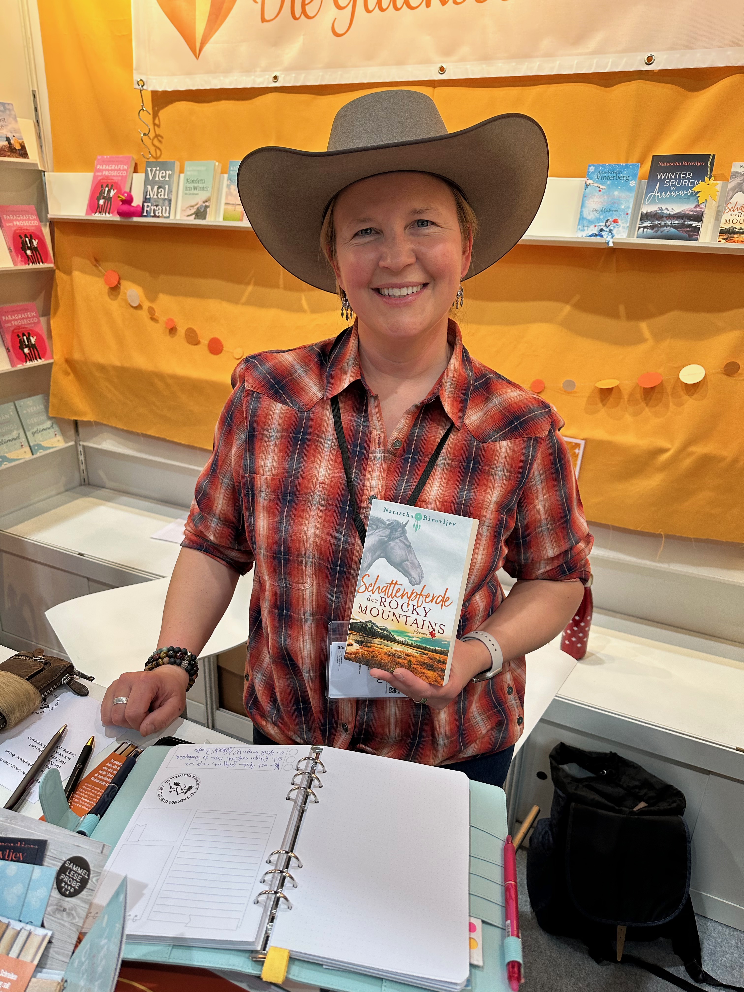 Natascha Birovljev am Stand der Glücksschreiberinnen mit ihrem Roman Schattenpferde