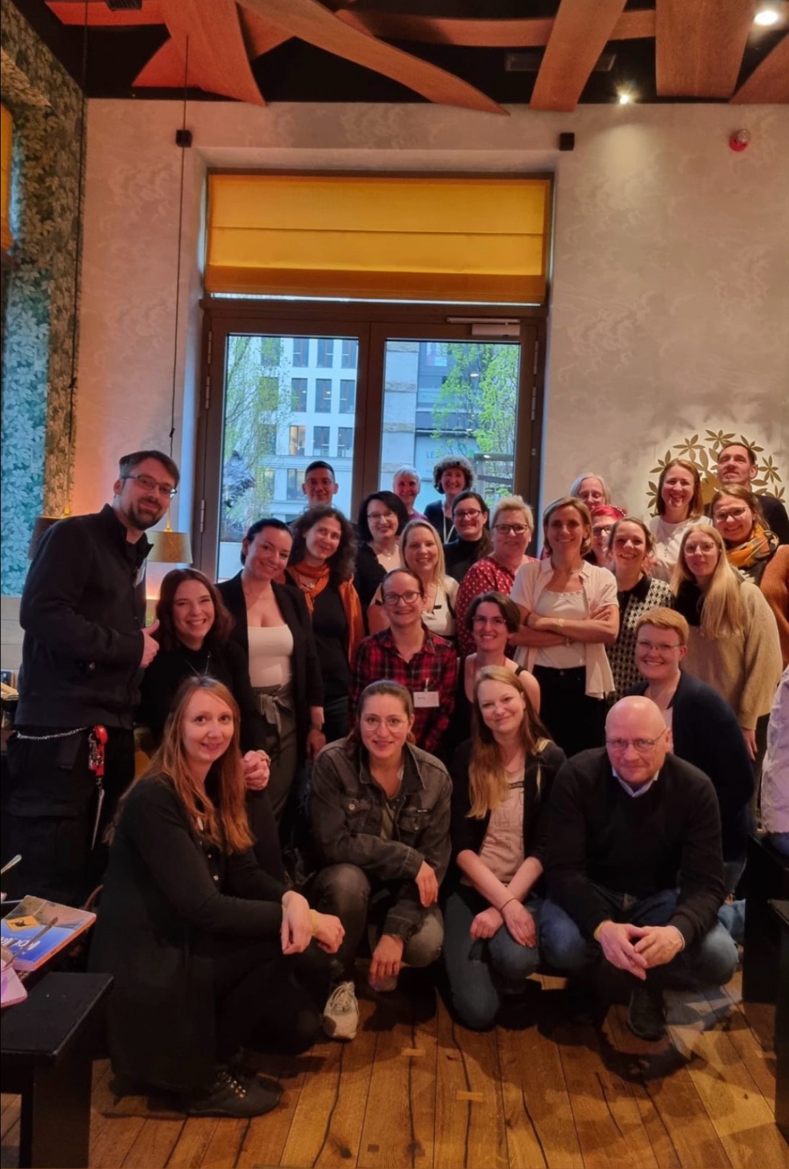 Gruppenfoto im Peter Pane in Leipzig beim Treffen der Bloggerlounge vom Selfpublisher Verband