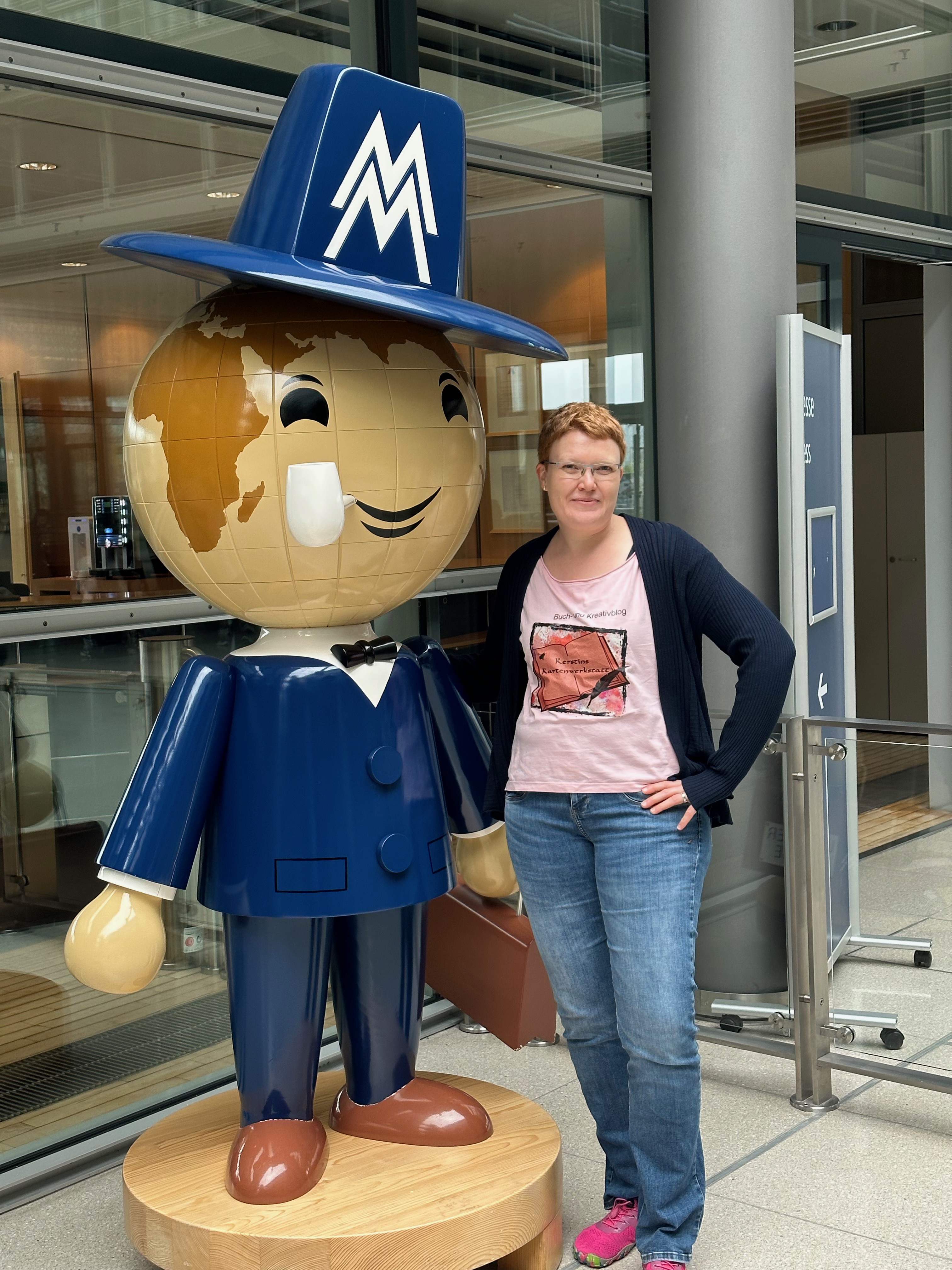 Kerstin mir dem Leipziger Messe Männchen
