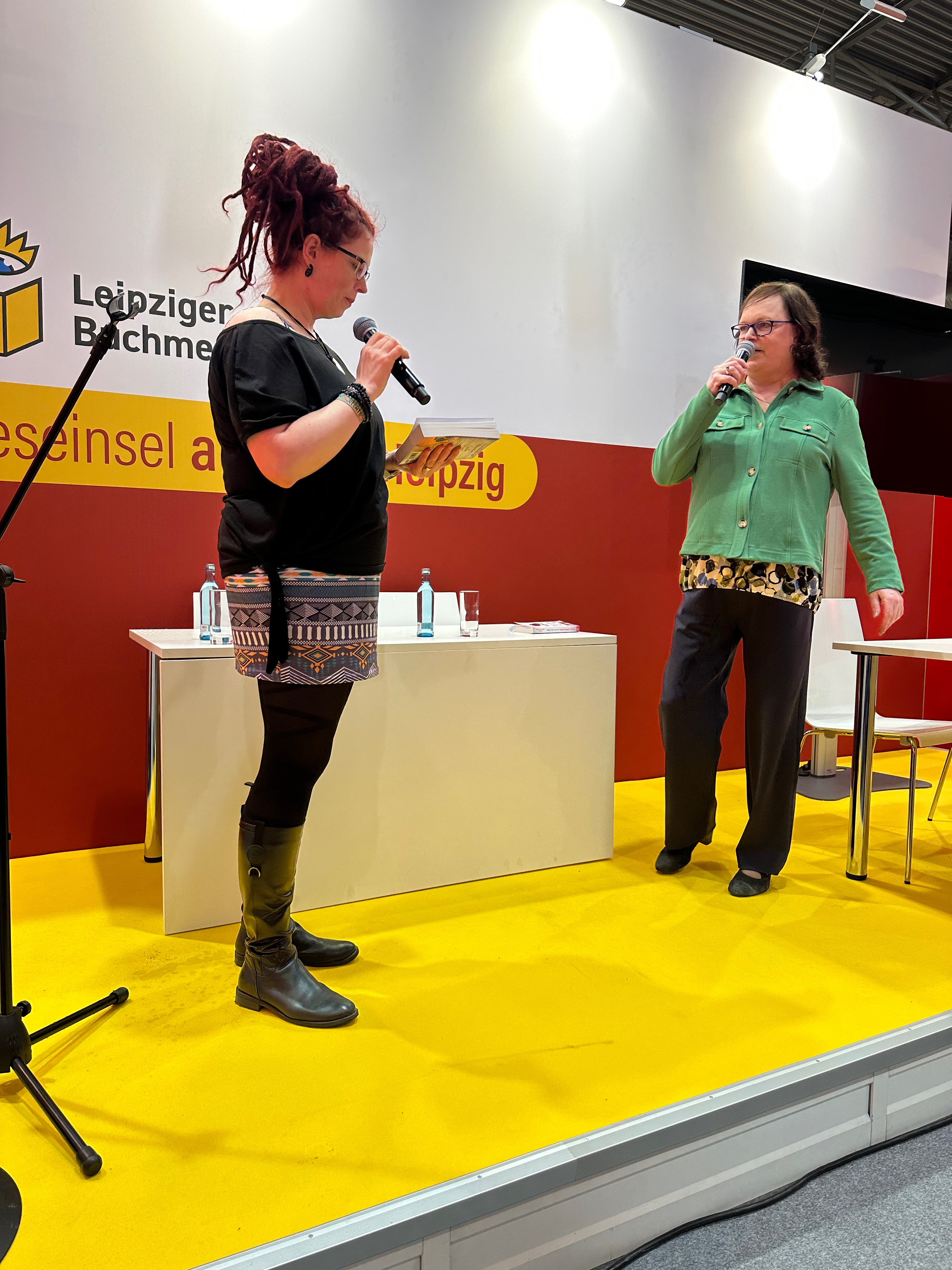 Vera Nentwich und Tamara Leonhard auf der Bühne