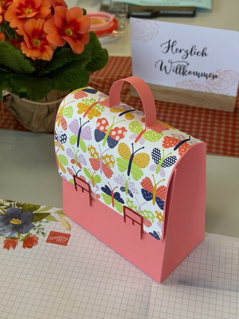 Ein Schulranzen aus Papier gebastelt mit Material von Stampin Up für kleine Präsente zur Einschulung