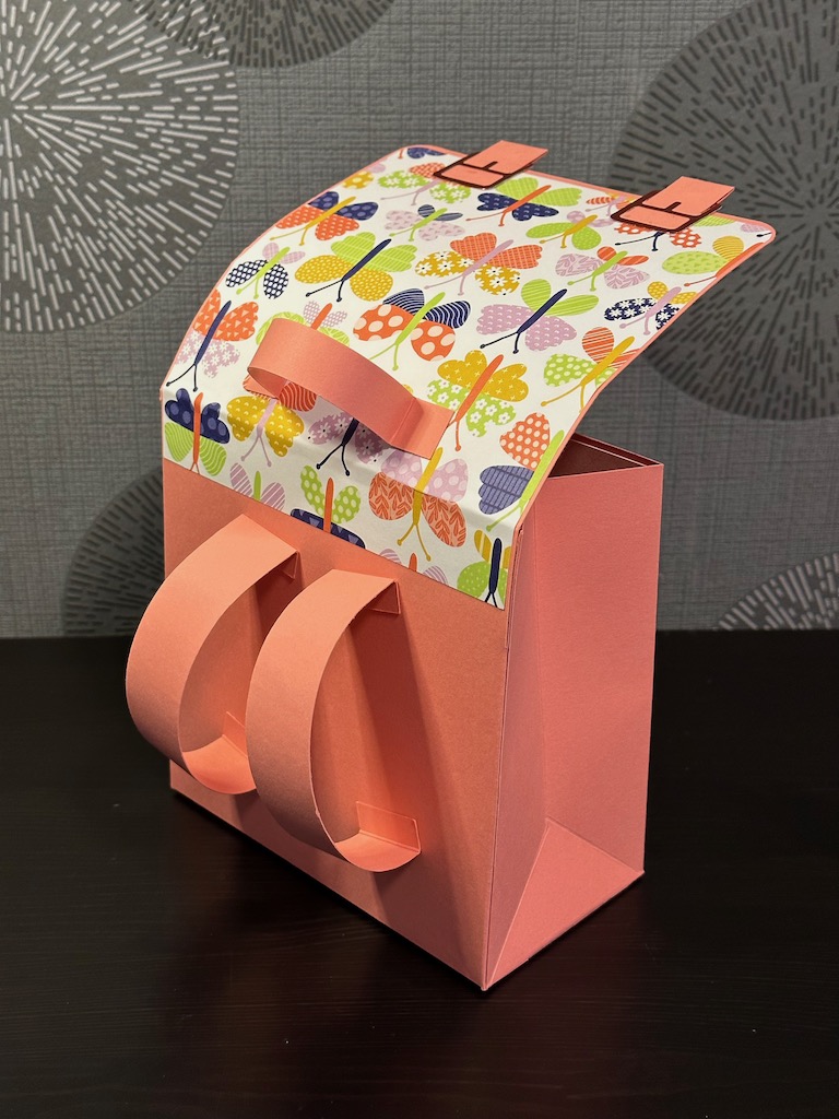 Ein Schulranzen aus Papier gebastelt mit Material von Stampin Up für kleine Präsente zur Einschulung