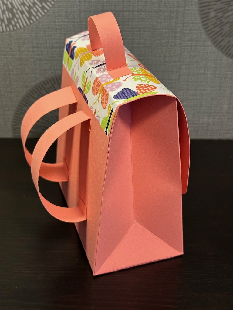 Ein Schulranzen aus Papier gebastelt mit Material von Stampin Up für kleine Präsente zur Einschulung