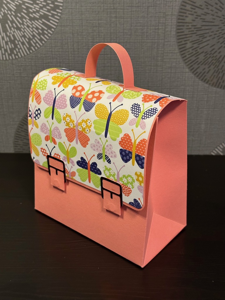 Ein Schulranzen aus Papier gebastelt mit Material von Stampin Up für kleine Präsente zur Einschulung