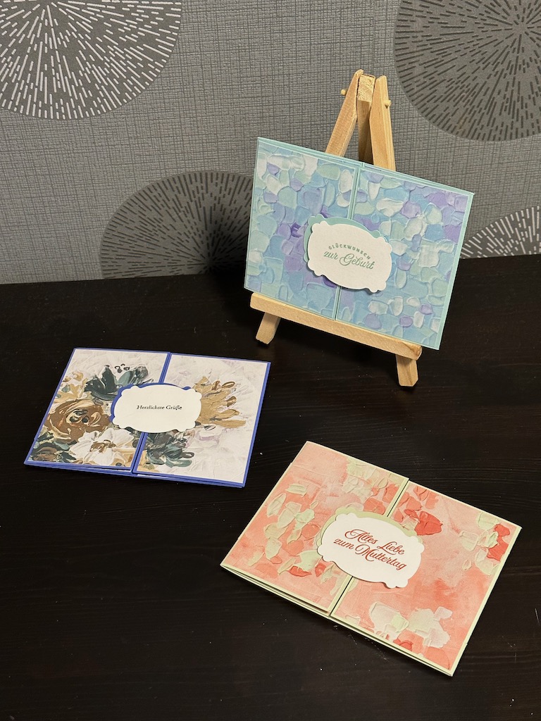 Zauberkarte für das Teamtreffen in Jever 2023. Die Karte lässt sich zweimal öffnen, so dass man zwei verschiedene Inhalte sehen kann. Eins auf den ersten Blick und das Geheimfach mit Trick 17