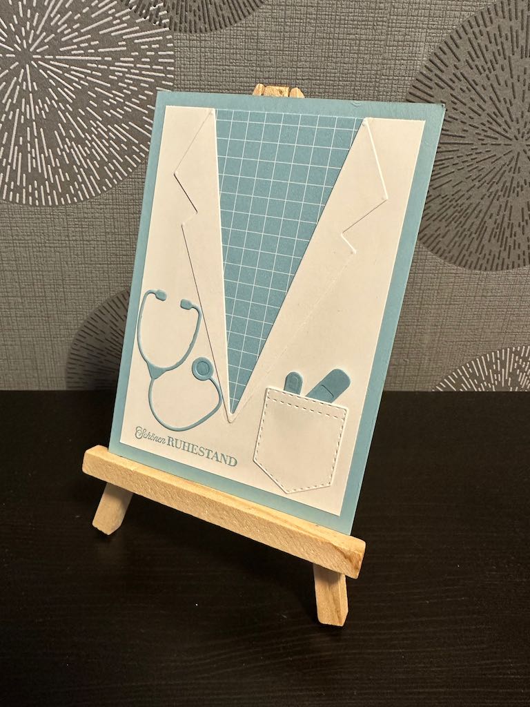 Karte in Arztkittel Optik mit Stethoskop und Pflastern in der Kitteltasche. Gebastelt von Kerstins Kartenwerkstatt für einen Arzt zum Ruhestand