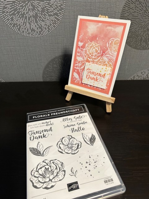 Gebastelte Karte mit Produkten von Stampin'Up und den Worten: Tausend Dank. Die Karte ist in Flamingorot und Weiß gestaltet mit dem Stempelset Florale Freundschaft