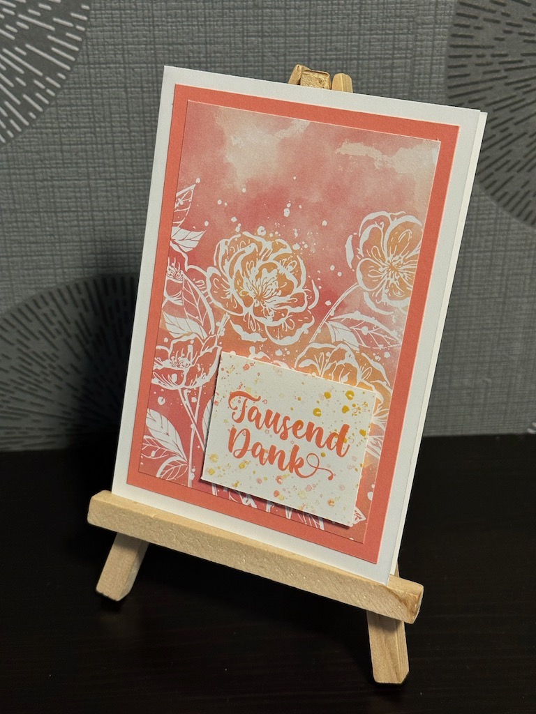 Gebastelte Karte mit Produkten von Stampin'Up und den Worten: Tausend Dank. Die Karte ist in Flamingorot und Weiß gestaltet mit dem Stempelset Florale Freundschaft