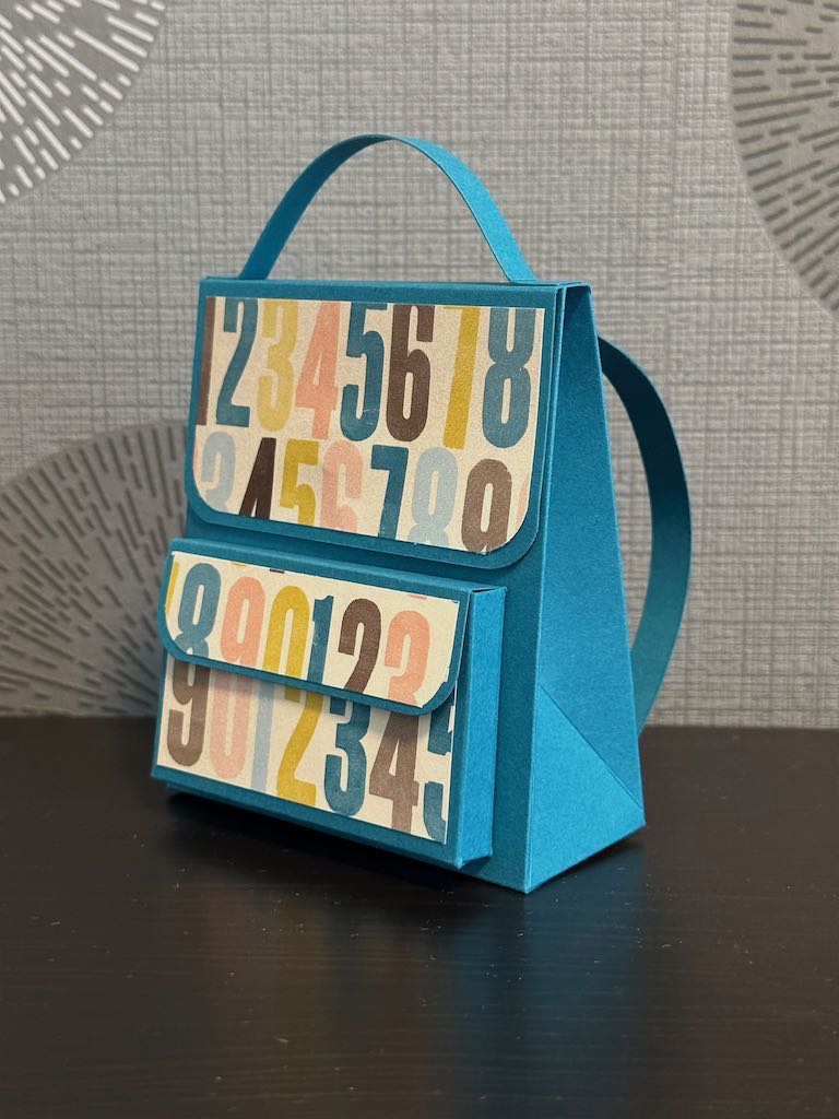 Schultasche aus Papier mit kleinem Fach zur Einschulung nach einer Anleitung von geschtempelt.de