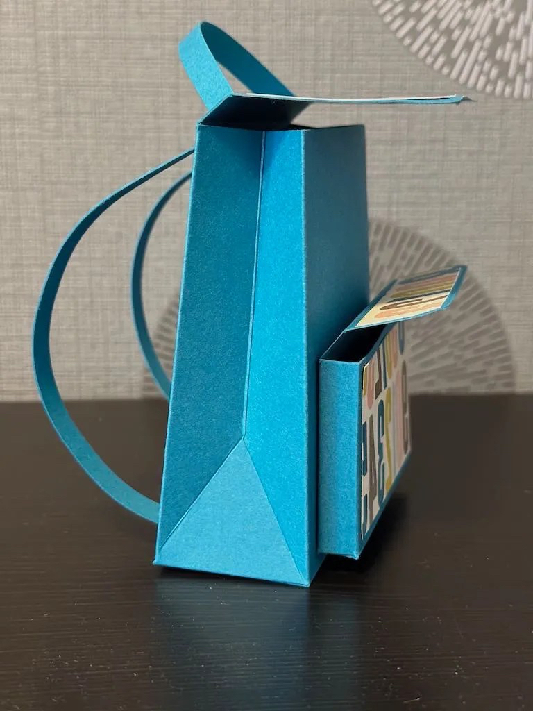 Schultasche aus Papier mit kleinem Fach zur Einschulung nach einer Anleitung von geschtempelt.de