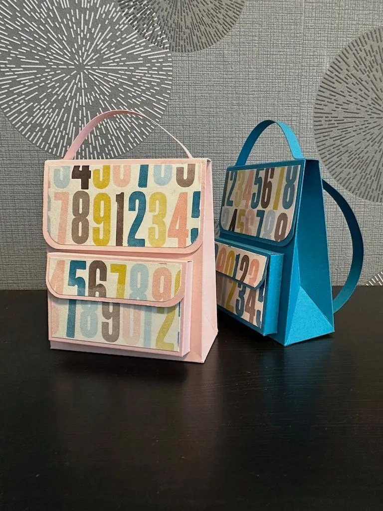 Schultasche aus Papier mit kleinem Fach zur Einschulung nach einer Anleitung von geschtempelt.de