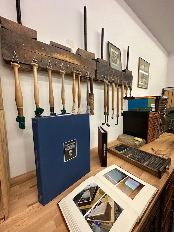 In der Buchbinderei Mensch in Köln