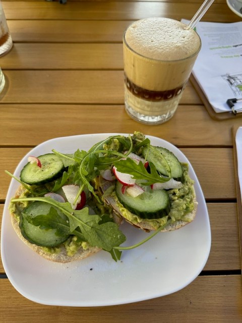Beagle im cafecafe in Köln mit Kaffee