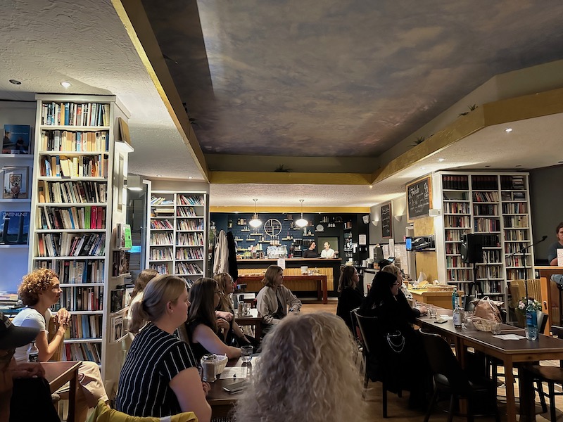 Im Literaturcafe Goldmund in Köln bei der Lesung von: Elisabeth Beer aus ihrem Roman: Die Bücherjägerin aus dem Dumon Buchverlag