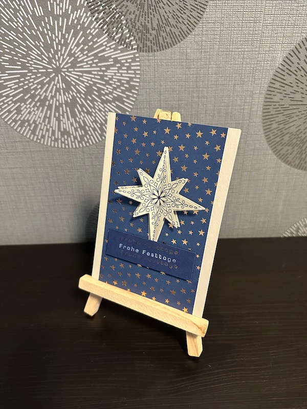 gebastelte Weihnachtskarte mit Produkten von Stampin Up 2023 Karte in Blau mit Sternen drauf