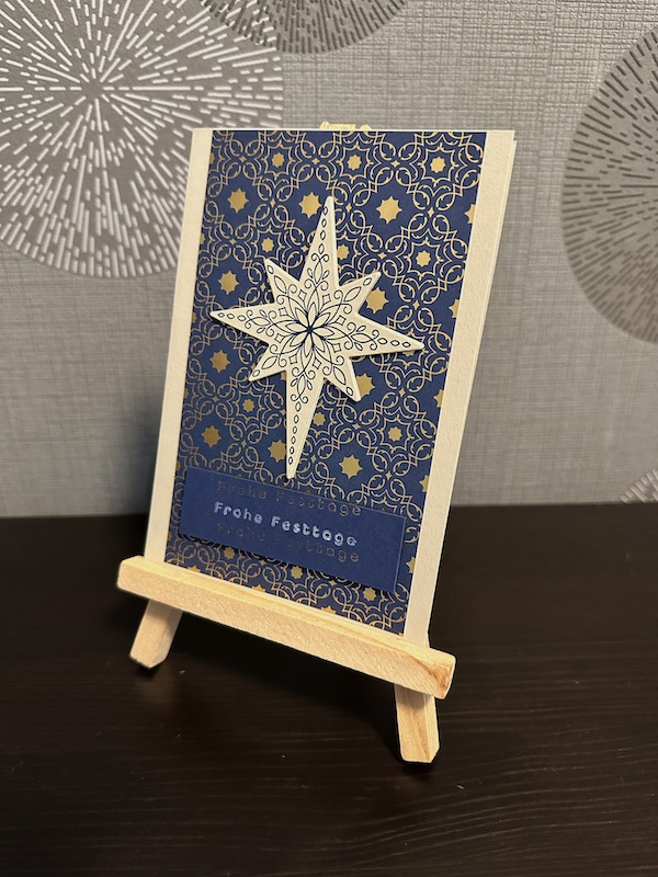 gebastelte Weihnachtskarte mit Produkten von Stampin Up 2023 Karte in Blau mit Sternen drauf