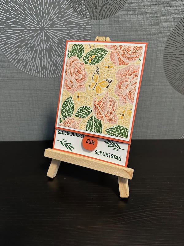 Ziehkarte, Geburtstagskarte mit Effekt. Die Karte ist mit einem Mosaik Designpapier gestaltet. Am unteren Ende kann man an einer Lasche ziehen und enthüllt so den Geburtstagsgruß