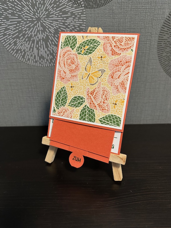 Ziehkarte, Geburtstagskarte mit Effekt. Die Karte ist mit einem Mosaik Designpapier gestaltet. Am unteren Ende kann man an einer Lasche ziehen und enthüllt so den Geburtstagsgruß