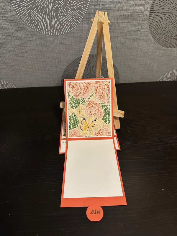 Ziehkarte, Geburtstagskarte mit Effekt. Die Karte ist mit einem Mosaik Designpapier gestaltet. Am unteren Ende kann man an einer Lasche ziehen und enthüllt so den Geburtstagsgruß