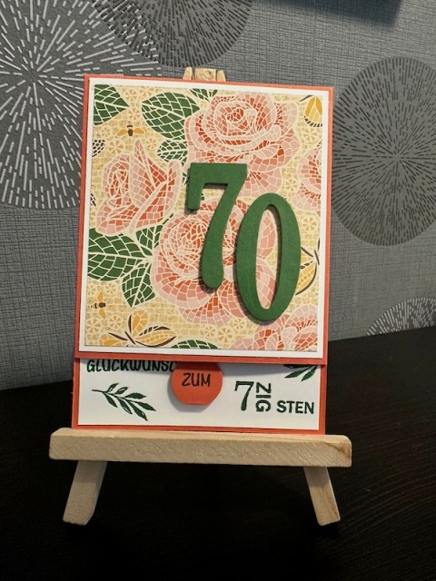 Ziehkarte, Geburtstagskarte mit Effekt. Die Karte ist mit einem Mosaik Designpapier gestaltet. Am unteren Ende kann man an einer Lasche ziehen und enthüllt so den Geburtstagsgruß