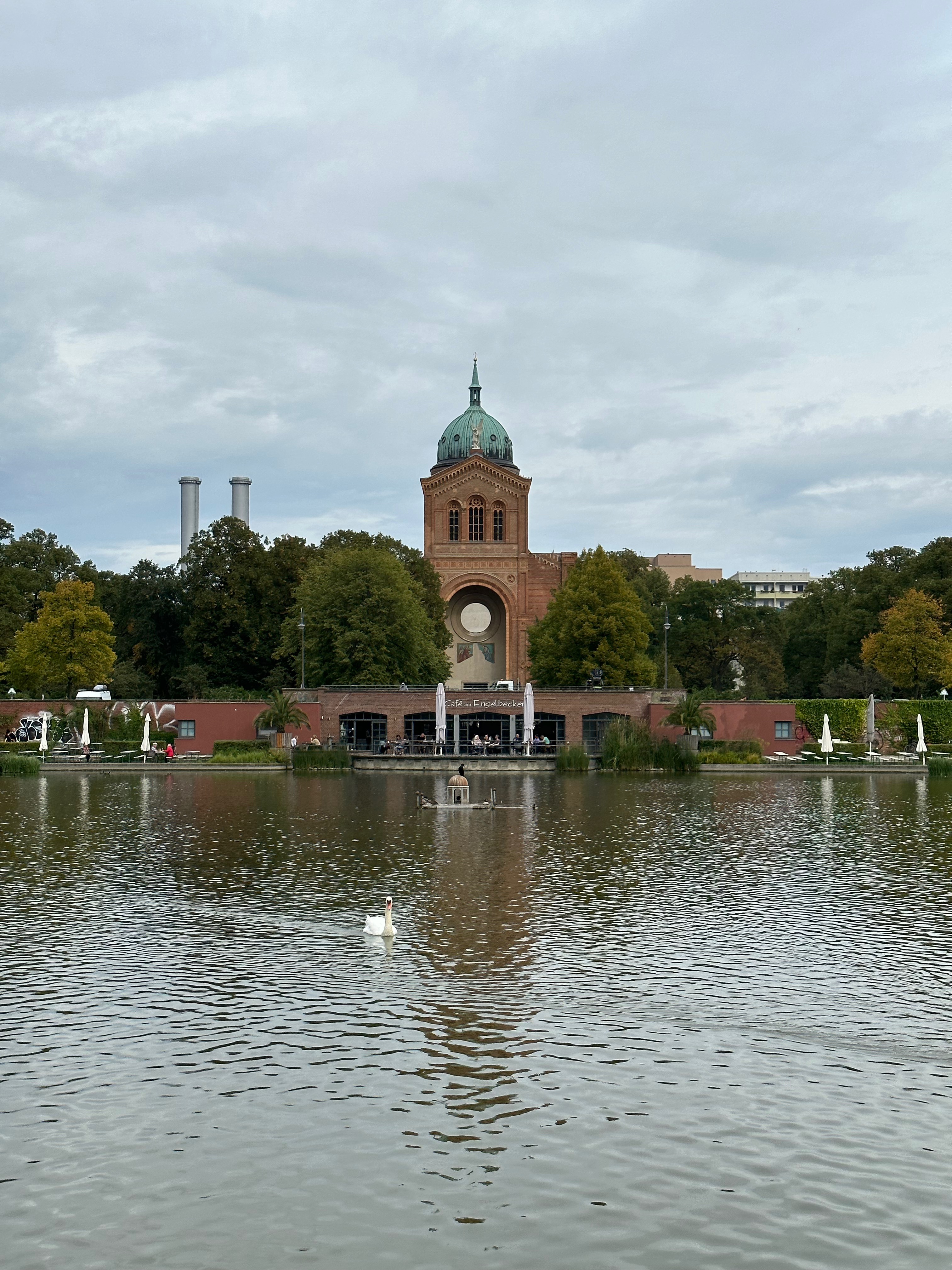 Foto vom Engelsbecken in Berlin mit Blick auf das Café am Engelsbecken