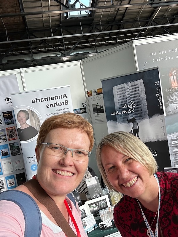 Ein Foto mit der Autorin Annemarie Bruhns und Kerstin alias Kerstins Kartenwerkstatt. Das Foto entstand auf der Buch Berlin 2023
