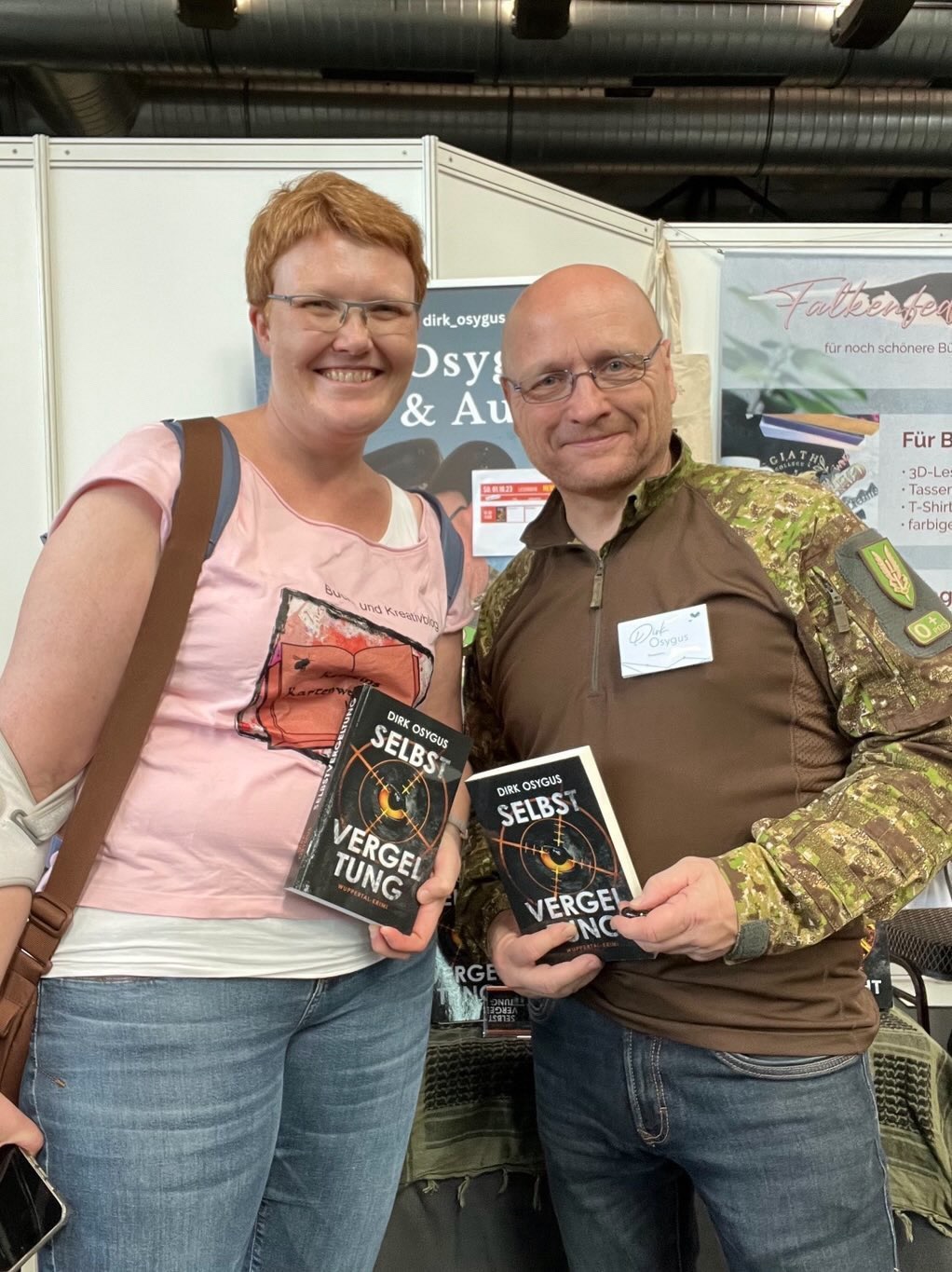 Ein Foto von der Buch Berlin 2023. Dirk Osygus und Kerstin alias Kerstins Kartenwerkstatt