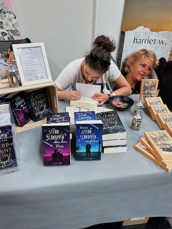 Ein Foto mit der Autorin Ella Lane und Kerstin alias Kerstins Kartenwerkstatt. Das Foto entstand auf der Buch Berlin 2023