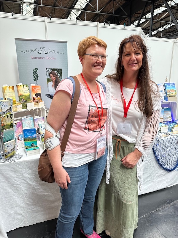 Ein Foto mit der Autorin Jani Friese und Kerstin alias Kerstins Kartenwerkstatt. Das Foto entstand auf der Buch Berlin 2023