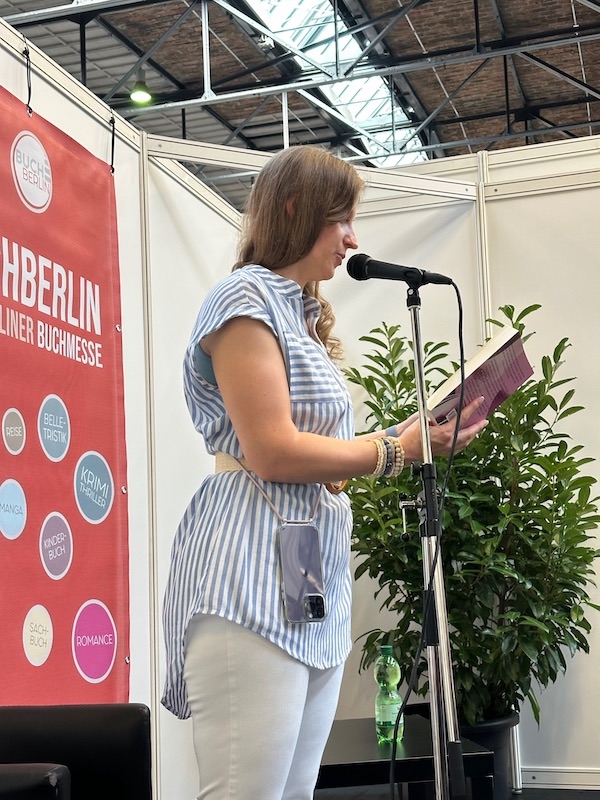 Ein Foto mit der Autorin Allie J Calm und Kerstin alias Kerstins Kartenwerkstatt. Das Foto entstand auf der Buch Berlin 2023