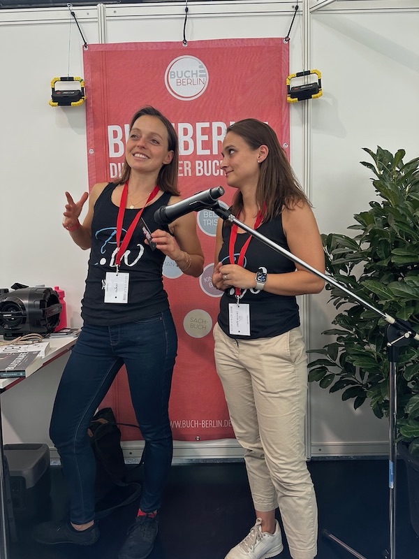 Ein Foto mit den Autorinnen A.D. Wilk und Freya von Korff. Das Foto entstand auf der Buch Berlin 2023