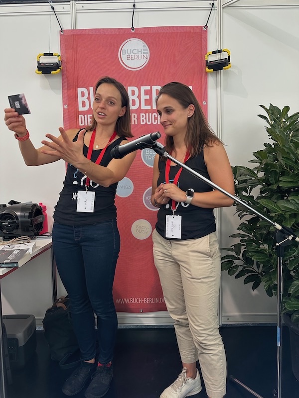 Ein Foto mit den Autorinnen A.D. Wilk und Freya von Korff. Das Foto entstand auf der Buch Berlin 2023