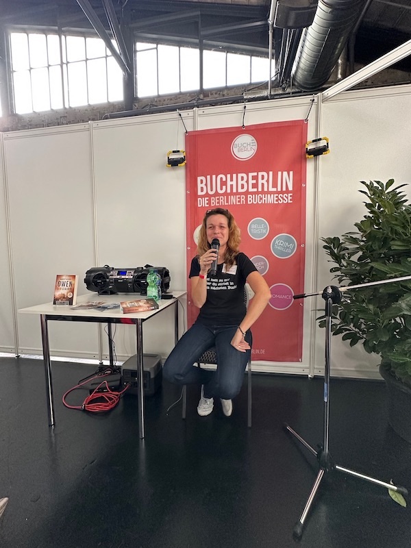 Ein Foto mit der Autorin Marley Alexis Owen. Das Foto entstand auf der Buch Berlin 2023