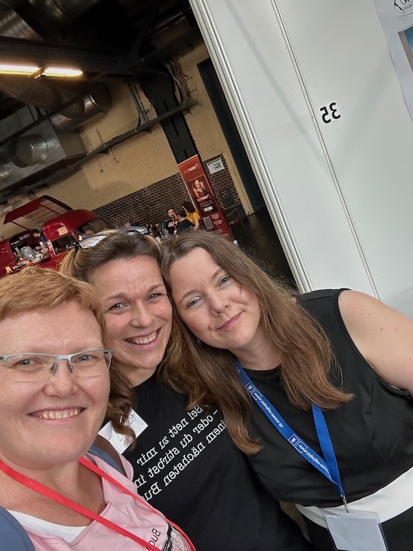 Ein Foto mit den Autorinnen Melanie Amélie Opalka, Hanna Paulsen und Kerstin alias Kerstins Kartenwerkstatt. Das Foto entstand auf der Buch Berlin 2023