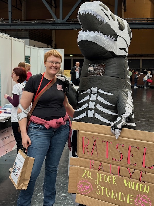 Ein Foto von der Rätsel Ralley auf der Buch Berlin 2023. mit Kerstin Cornils