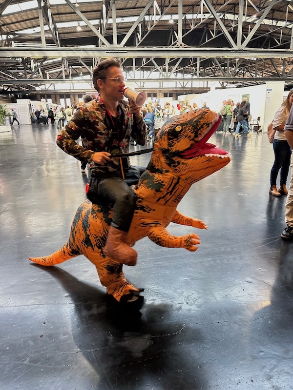 Ein Foto von der Rätsel Ralley auf der Buch Berlin 2023. Mit Christian Friedrich