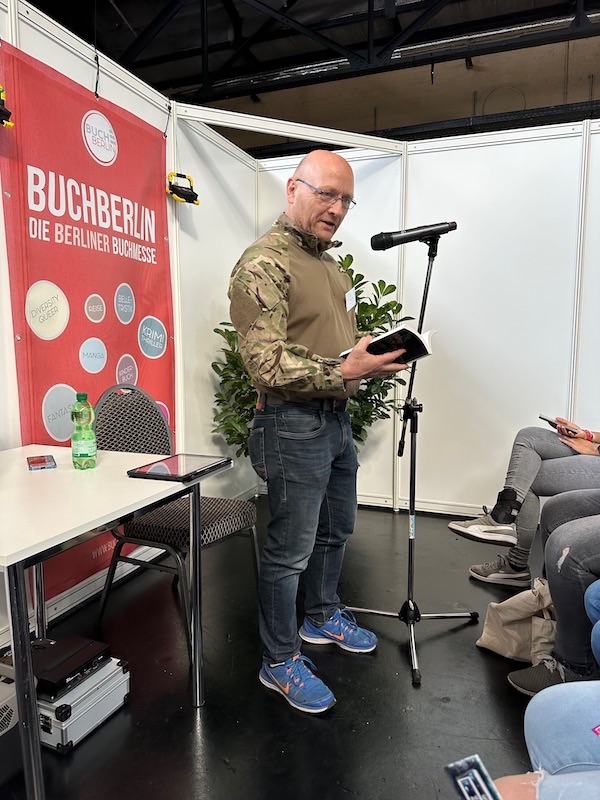 Ein Foto von der Buch Berlin 2023. Lesung von Dirk Osygus