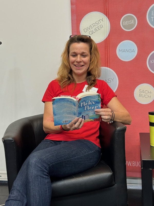 Ein Foto von der Buch Berlin 2023. Lesung von Melanie Amélie Opalka