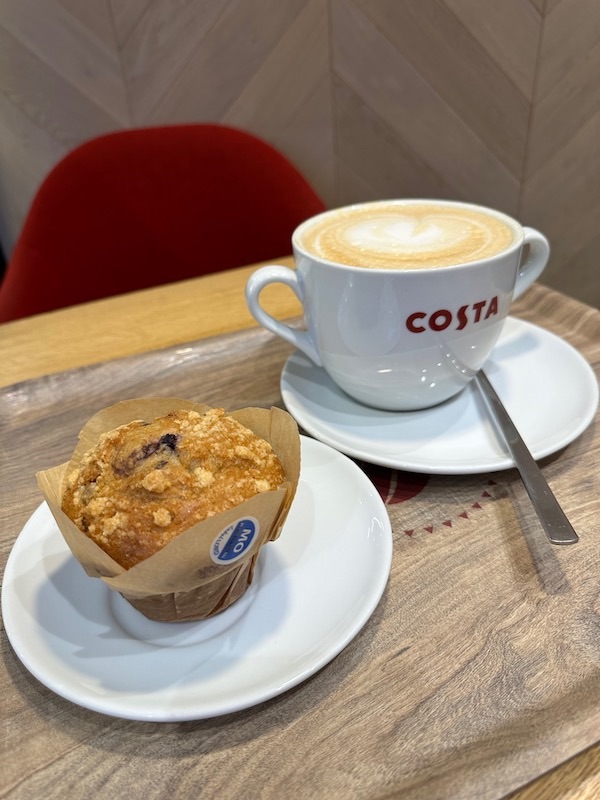 Ein Foto von der Buch Berlin 2023. Stärkung mit Muffin und Kaffee