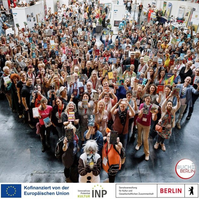 Foto vom Herz aus Menschen mit Büchern auf der Buch Berlin 2023: Ein Herz für Bücher auf der Buch Berlin
