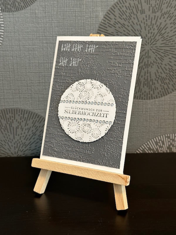 Karte zur Silberhochzeit mit Strichliste auf einer geprägten Maur. Jeder Strich steht für ein verheiratetes Jahr. Die Karte wurde gebastelt von Kerstins Kartenwerkstatt mit Material von Stampin Up