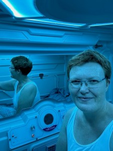 Kerstins Kartenwerkstatt im Space Night Capsule Hostel in Berlin. Hier ein Bild von Kerstin in der Schlafkapsel mit Blick auf den Spiegel