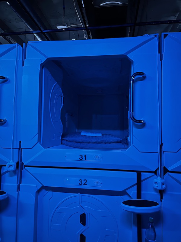 Kerstins Kartenwerkstatt im Space Night Capsule Hostel in Berlin. Hier ein Bild von der offenen Schlafkapsel