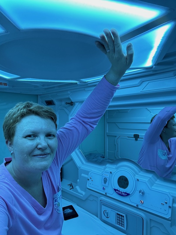 Kerstins Kartenwerkstatt im Space Night Capsule Hostel in Berlin. Hier ein Bild von Kerstin in der Schlafkapsel