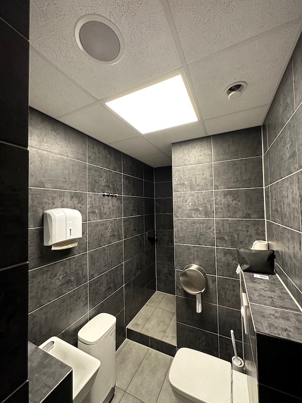 Kerstins Kartenwerkstatt im Space Night Capsule Hostel in Berlin. Hier ein Bild vom Badezimmer.