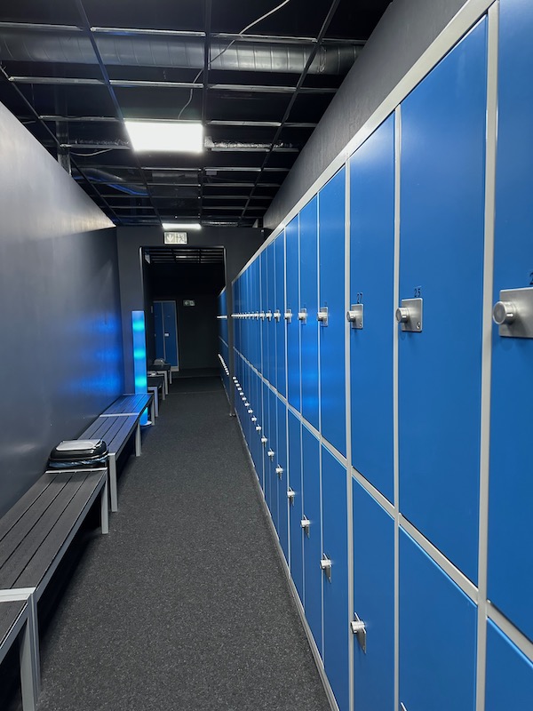 Kerstins Kartenwerkstatt im Space Night Capsule Hostel in Berlin. Hier ein Bild von den Schließfächern.