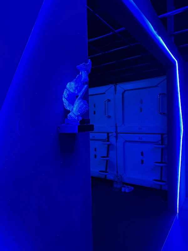 Kerstins Kartenwerkstatt im Space Night Capsule Hostel in Berlin. Hier ein Bild von der Psst Figur am Schlafsaal Eingang